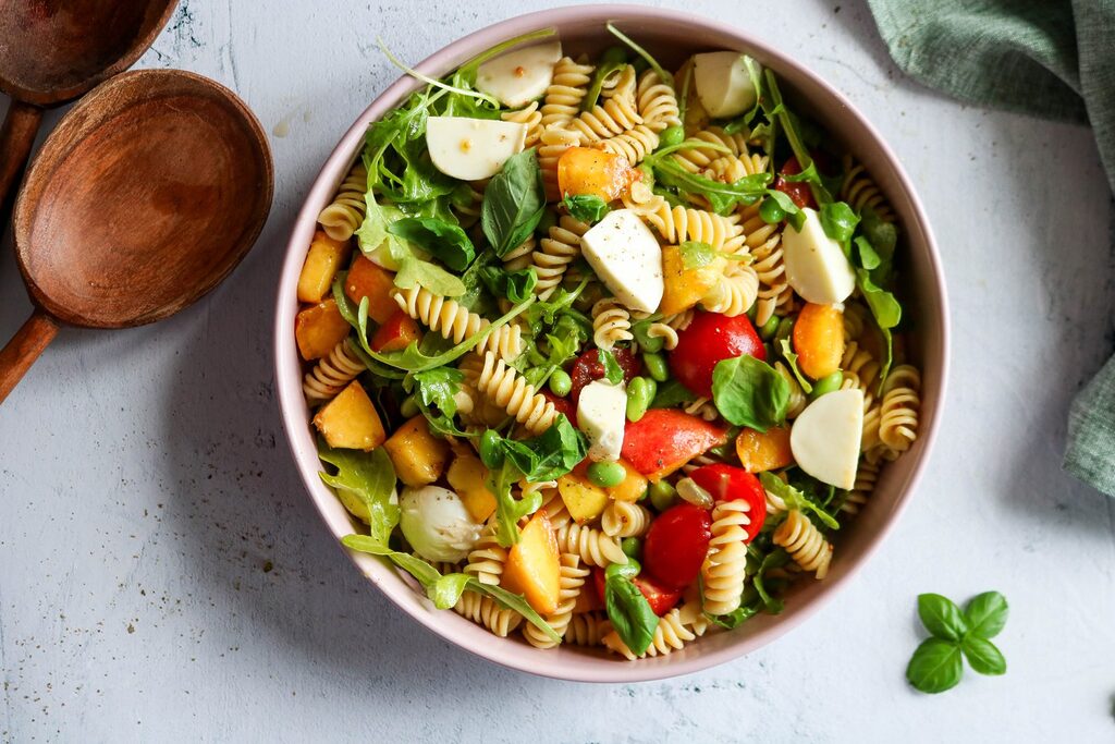 Salade de pâtes estivale aux pêches, bocconcini et roquette